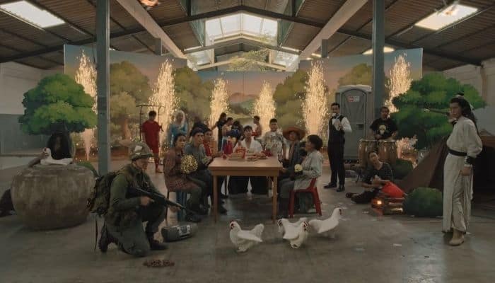 This fried chicken ad mashes up all generation ideas into one ad–quite literally
